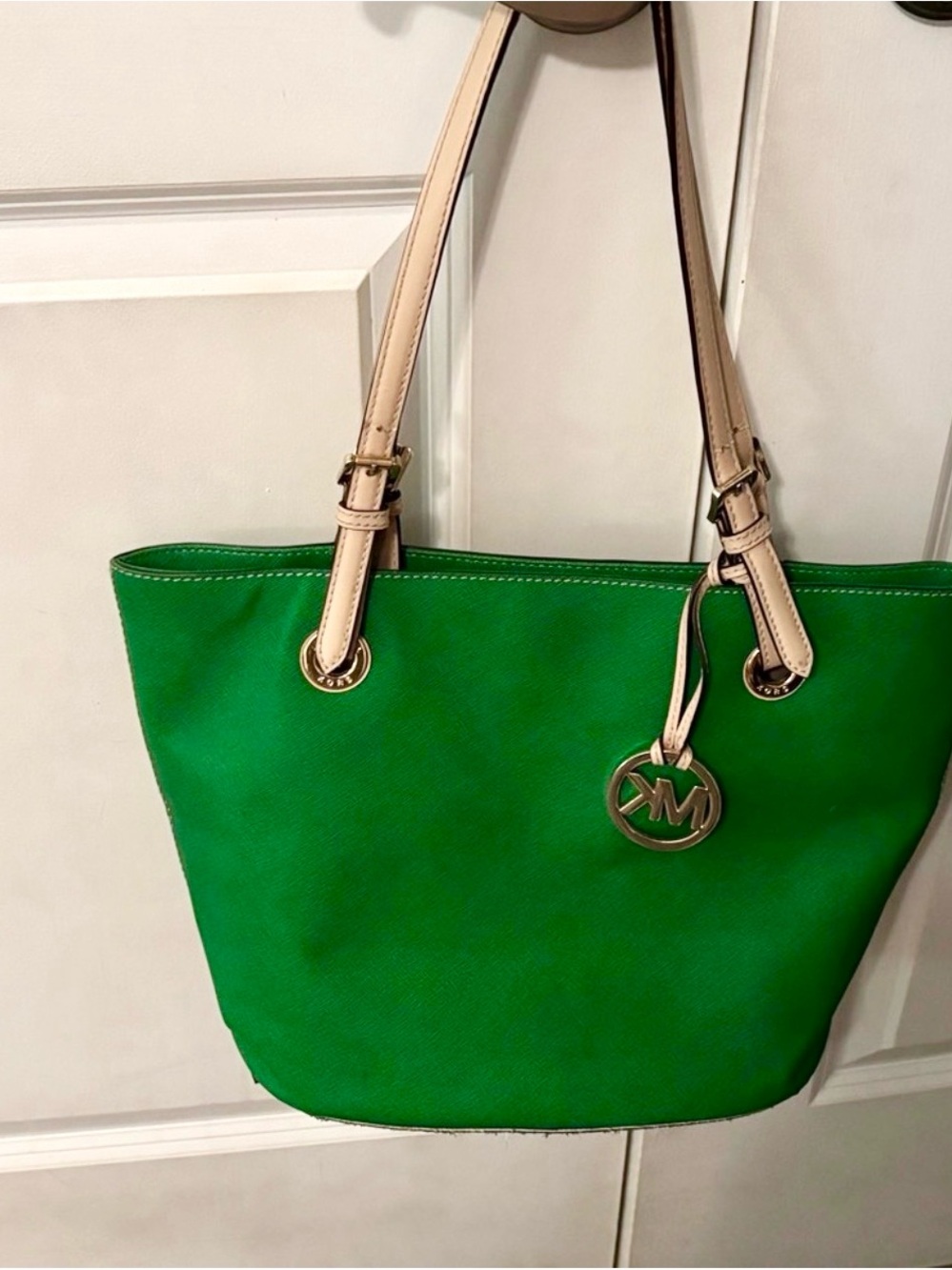 Michael Kors JS Travel
Tote Multifunction Green
Leather Medium Bag
AUTHENTIC